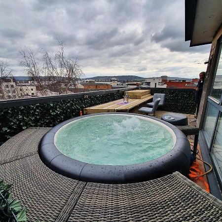 Central Penthouse With Hot Tub & Views 24 Cheltenham Bagian luar foto