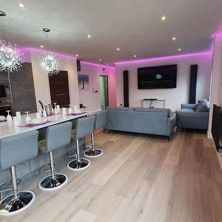 Central Penthouse With Hot Tub & Views 24 Cheltenham Bagian luar foto