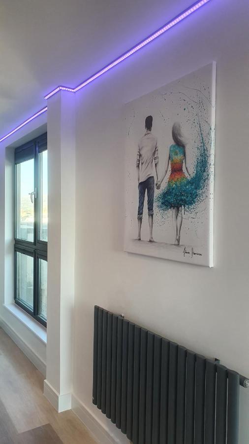 Central Penthouse With Hot Tub & Views 24 Cheltenham Bagian luar foto