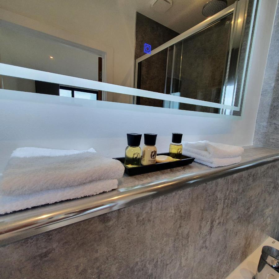 Central Penthouse With Hot Tub & Views 24 Cheltenham Bagian luar foto