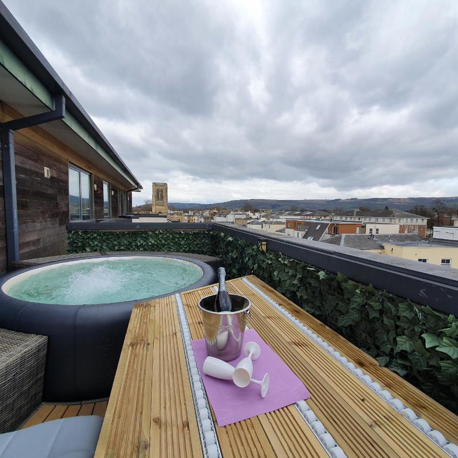 Central Penthouse With Hot Tub & Views 24 Cheltenham Bagian luar foto