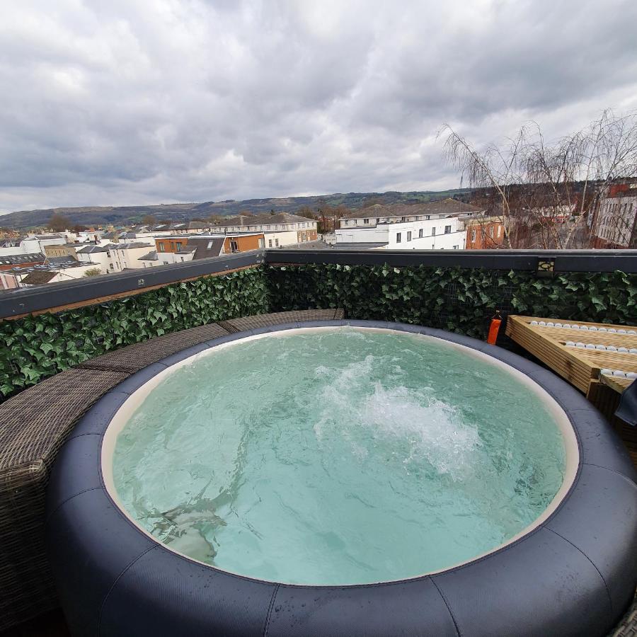 Central Penthouse With Hot Tub & Views 24 Cheltenham Bagian luar foto