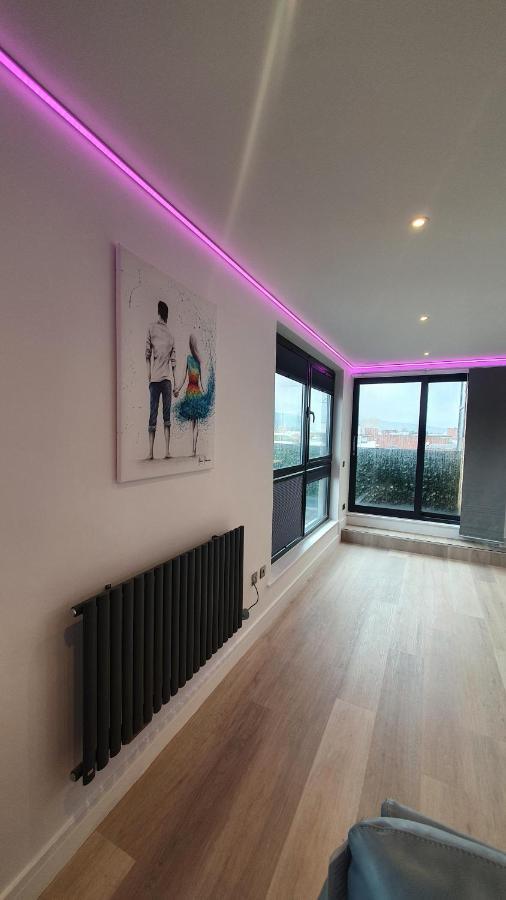 Central Penthouse With Hot Tub & Views 24 Cheltenham Bagian luar foto