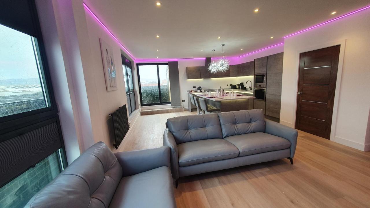 Central Penthouse With Hot Tub & Views 24 Cheltenham Bagian luar foto
