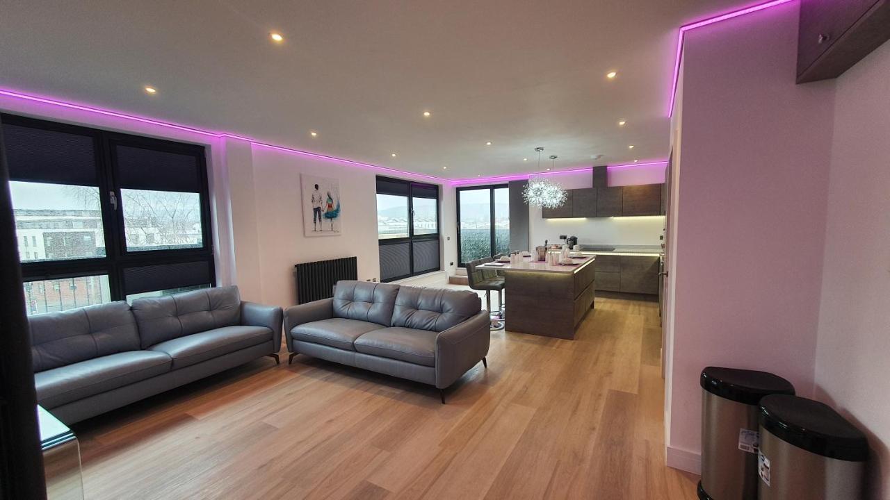 Central Penthouse With Hot Tub & Views 24 Cheltenham Bagian luar foto